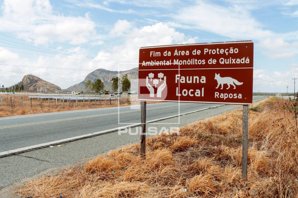 Placa - Fim da Área de Proteção Ambiental Monólitos de Quixadá - fauna local raposa