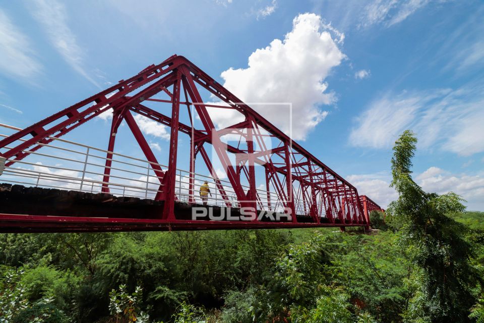 Ponte metálica sobre o Rio Quixeramobim - construída como prolongamento da Estrada de Ferro de Baturité em 