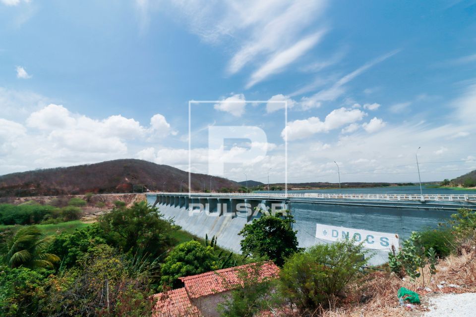 Barragem de Quixeramobim também chamada oficialmente de Açude Engenheiro José Cândido de Castro de Paula P