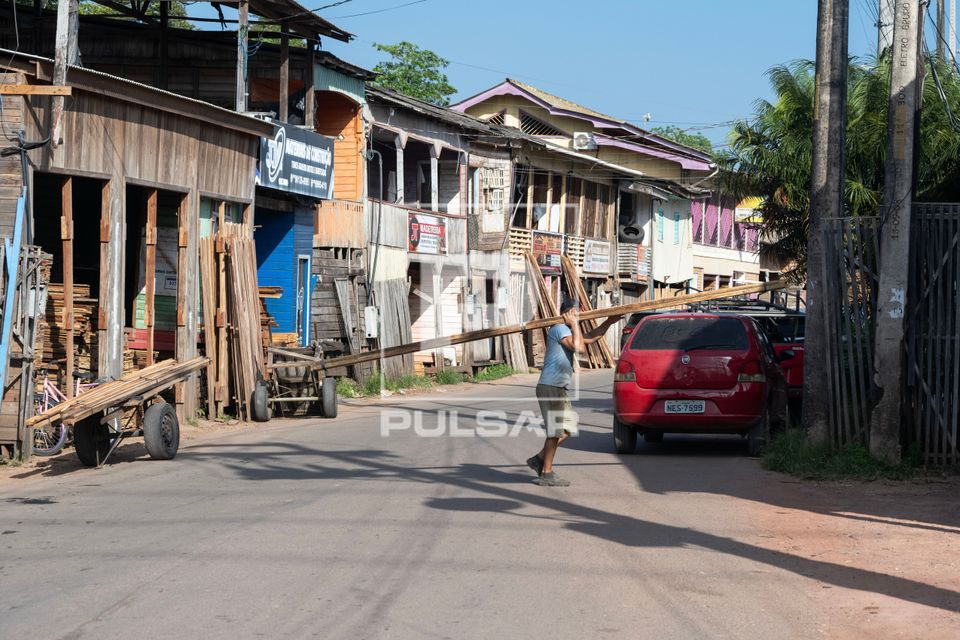 Rua das madeireiras na Avenida Canal do Jandiá