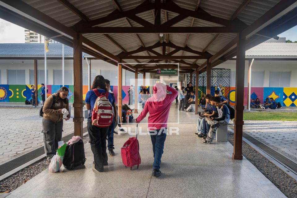 Alunos na entrada da Escola Estadual Coaracy Nunes de ensino médio e fundamental