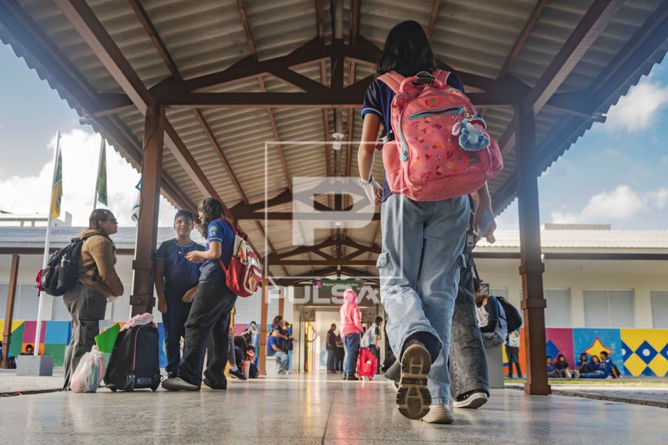 Alunos na entrada da Escola Estadual Coaracy Nunes de ensino médio e fundamental