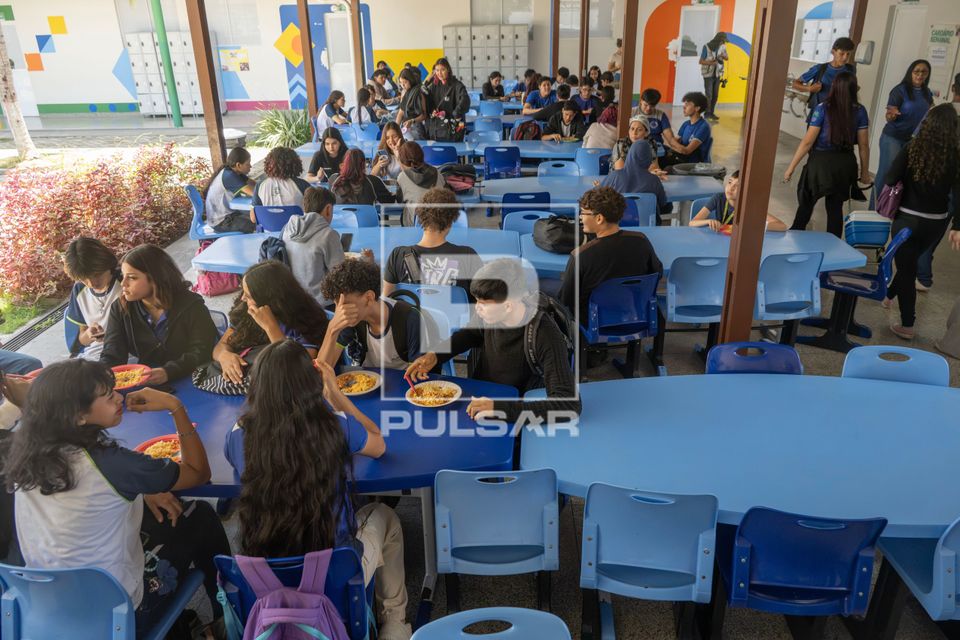 Estudantes da Escola Estadual Coaracy Nunes de ensino médio e fundamental durante almoço 