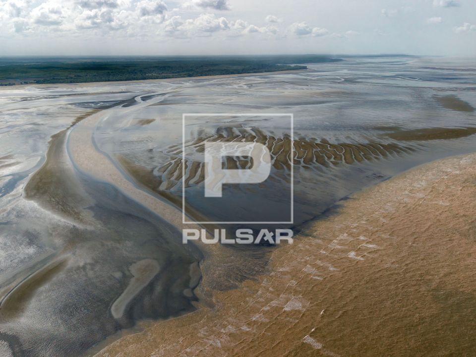 Vista de drone da Praia do Goiabal com maré baixa - última praia oceânica do Brasil