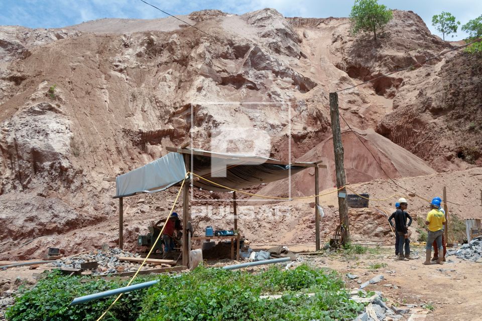 Trabalhadores e tenda em garimpo de ouro legal no distrito Lourenço