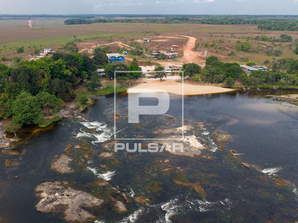Vista de drone de corredeiras e praia fluvial do Rio Amapa Grande