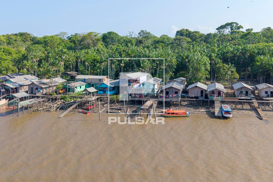Vista de drone de palafitas na margem do Rio Afuá