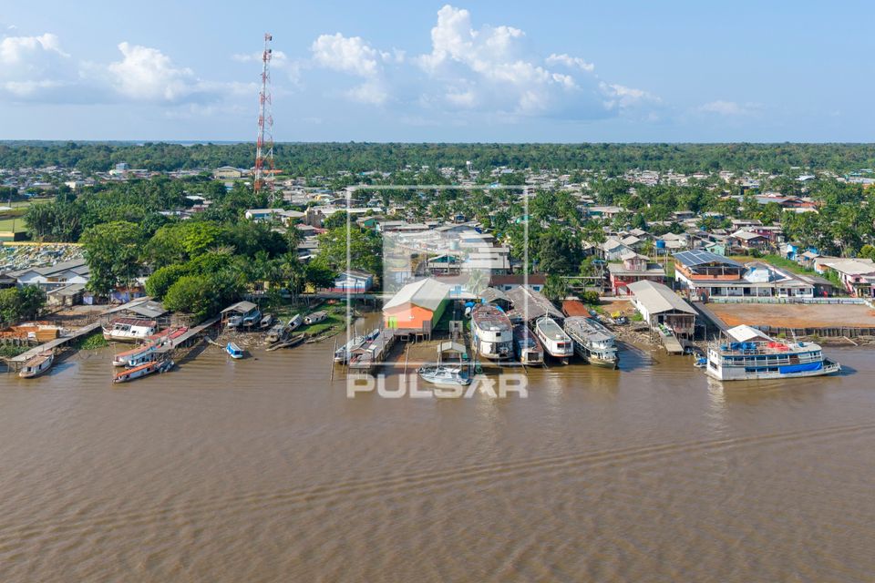 Vista de drone da cidade na margem do Rio Afuá