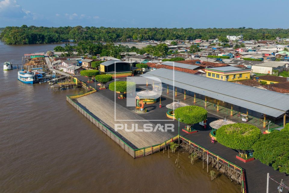Vista de drone do trapiche e Quadra De Esportes Doutor Nelson Salomão - Praça Albertino Baraúna