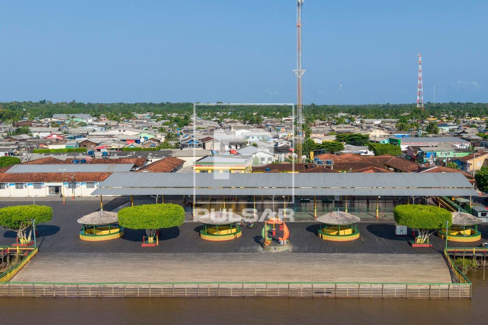 Vista de drone do trapiche e Quadra De Esportes Doutor Nelson Salomão - Praça Albertino Baraúna e moradias 