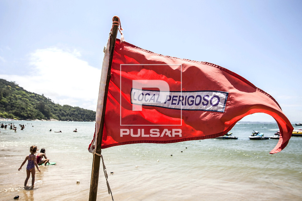 Bandeira vermelha indicando perigo na Praia das Laranjeiras - 