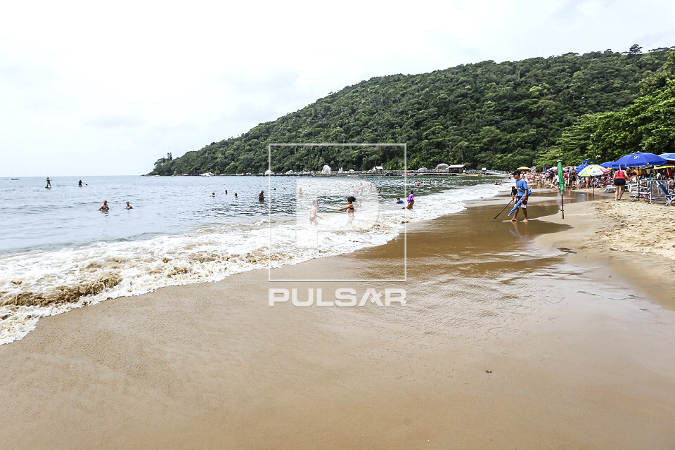 Banhistas na Praia das Laranjeiras - 