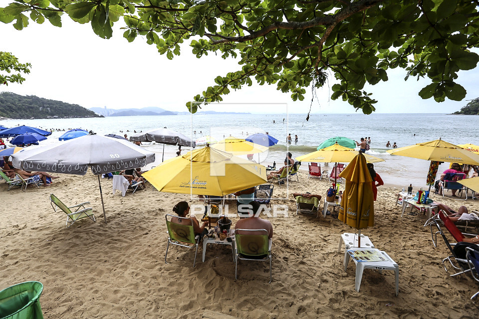 Pessoas na Praia das Laranjeiras - 