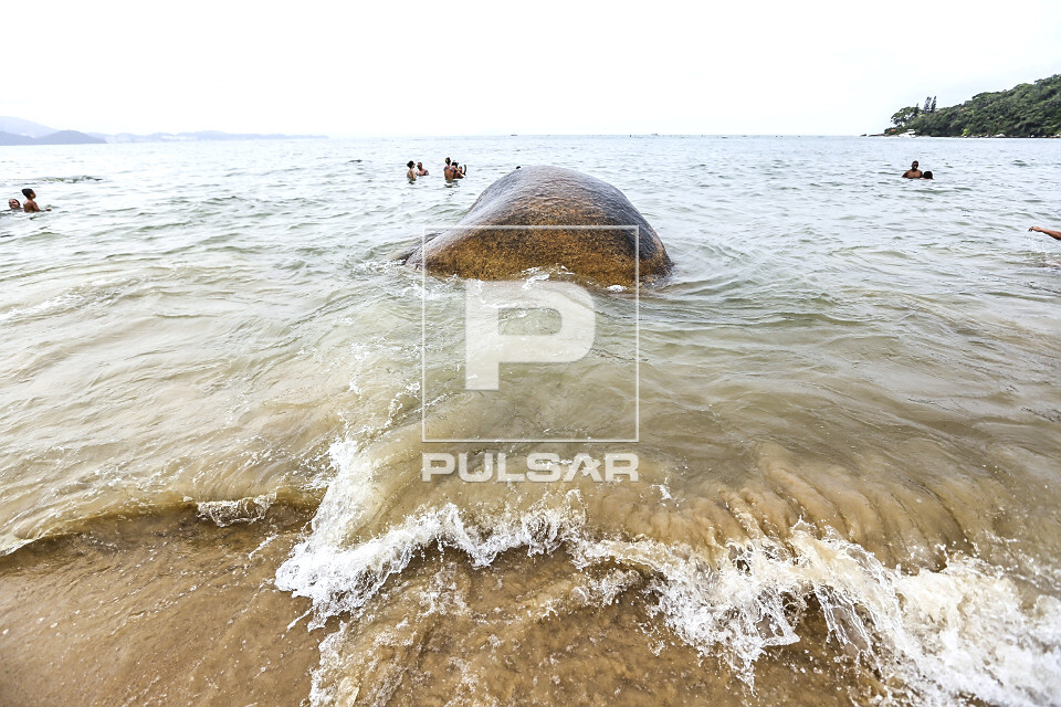 Rocha na Praia das Laranjeiras - 