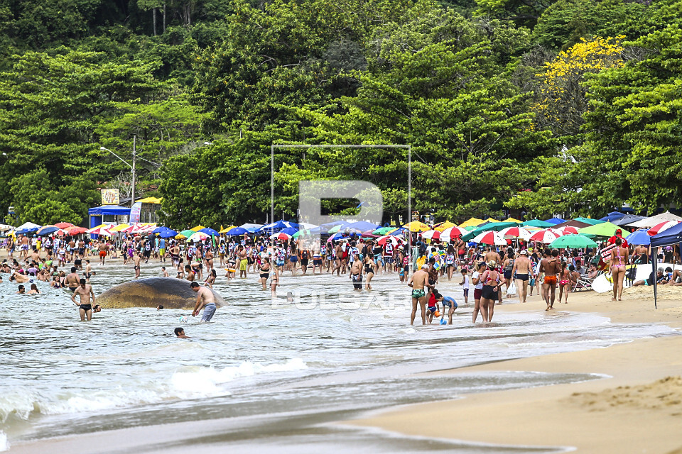 Banhistas na Praia das Laranjeiras - 