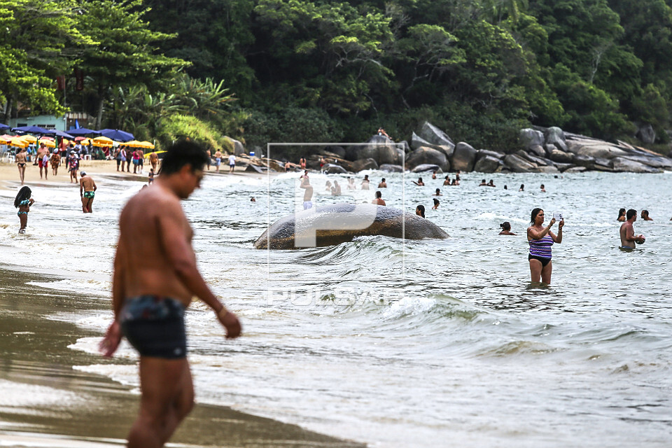 Banhistas na Praia das Laranjeiras - 