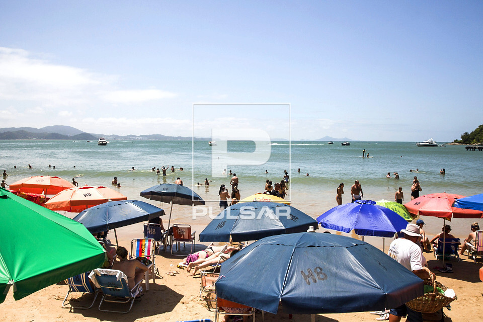 Banhistas na Praia das Laranjeiras - 
