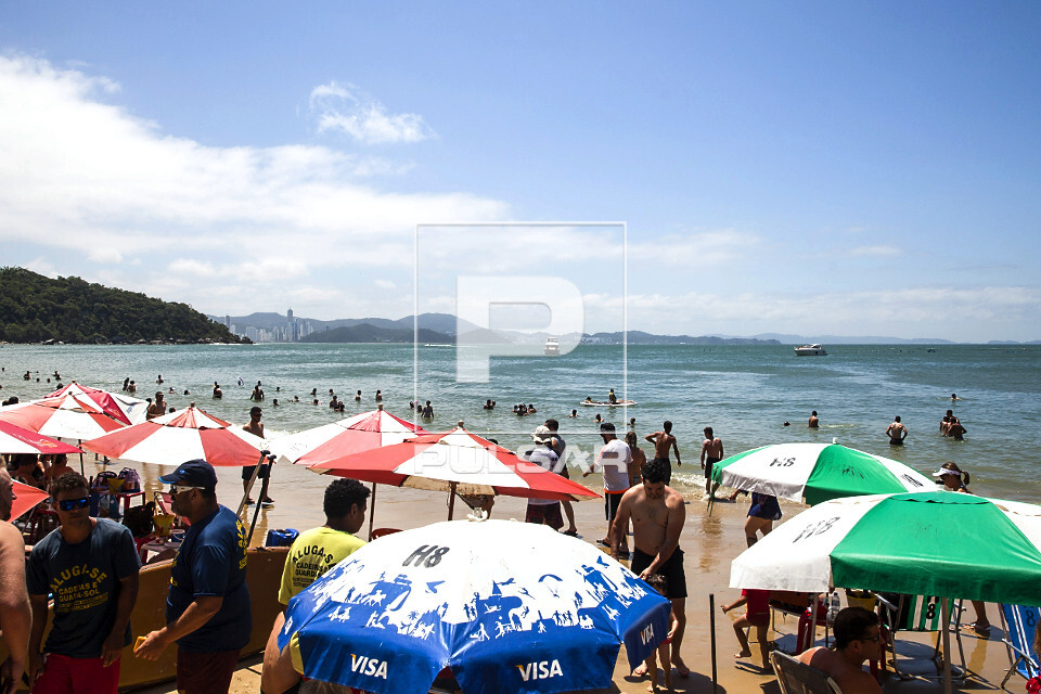 Banhistas na Praia das Laranjeiras - 