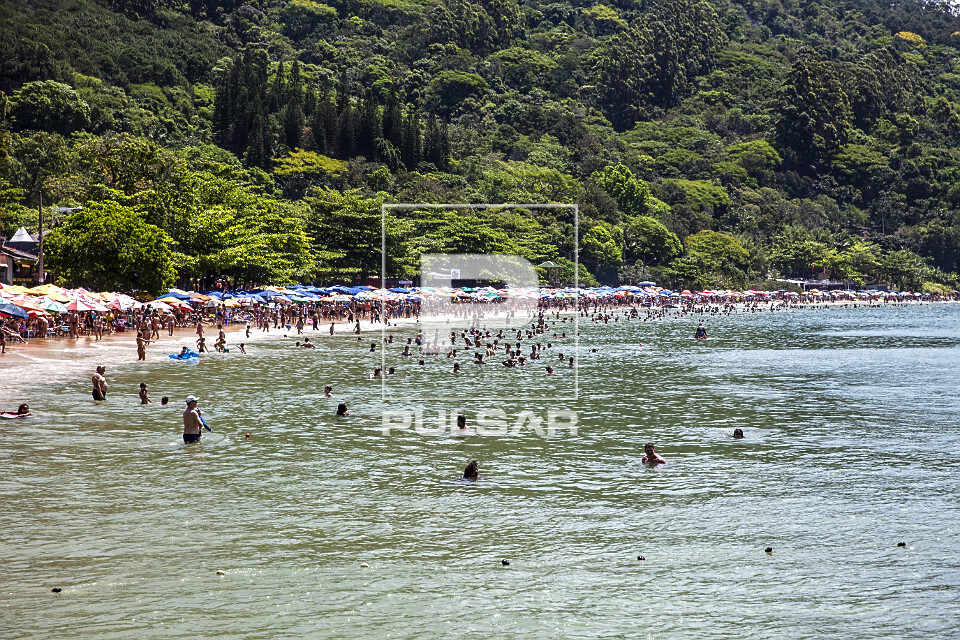 Banhistas na Praia das Laranjeiras - 