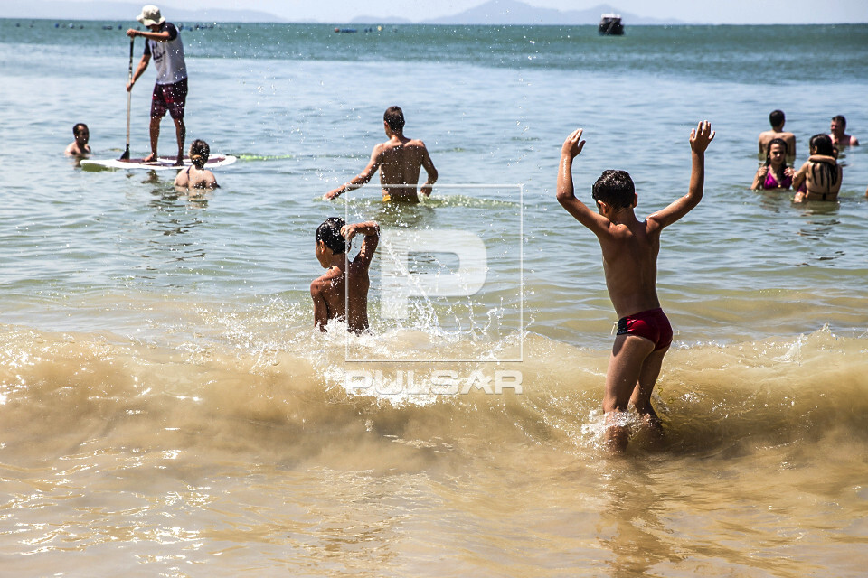Banhistas na Praia das Laranjeiras - 