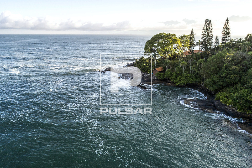 Vista de drone da Praia das Laranjeiras - 