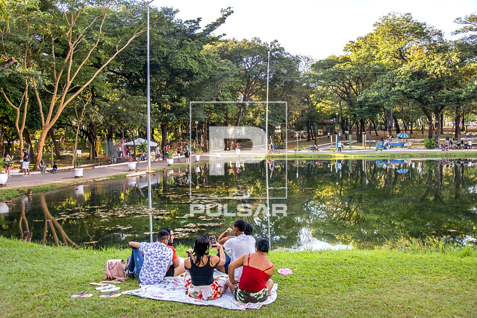 Pessoas no Parque Municipal Milton Prates | Pulsar Imagens | Banco ...