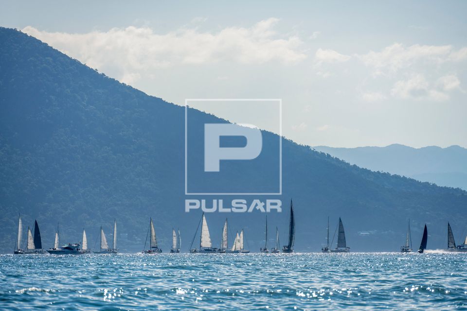 Veleiros no canal de São Sebastião - local de competições esportivas e eventos náuticos