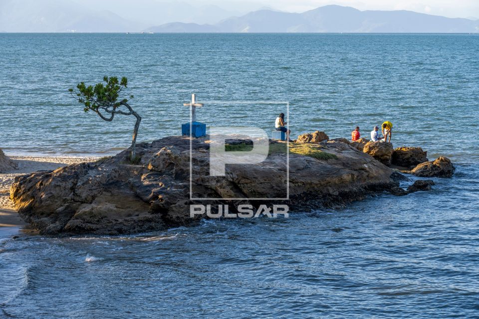 Pontal da Cruz - cruz de pedra sobre o rochedo separa o Pontal da Cruz da Praia Deserta