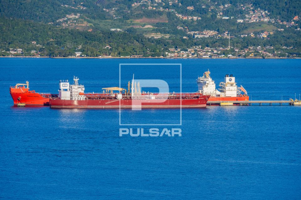 TEBAR Terminal Marítimo Almirante Barroso com navio-petroleiro descarregando petróleo cru e derivados