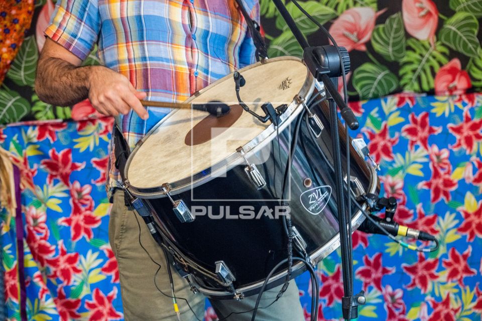 Zabumbeiro tocando em festa junina