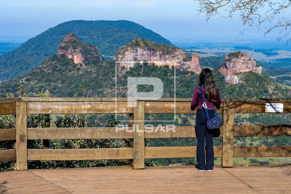Turista observando as Três Pedras - morros testemunhos - APA Área de Proteção Ambiental Cuesta Guarani