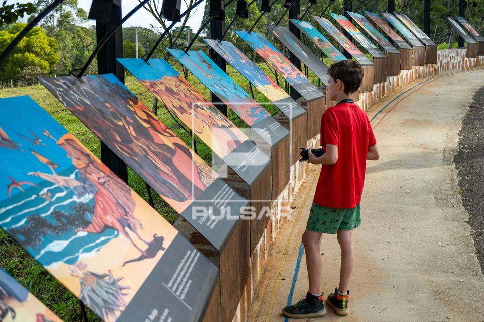 Menino de 10 anos percorrendo - Uma Caminhada por Bilhões de Anos de História - no MAGMA Museu Aberto de Geo