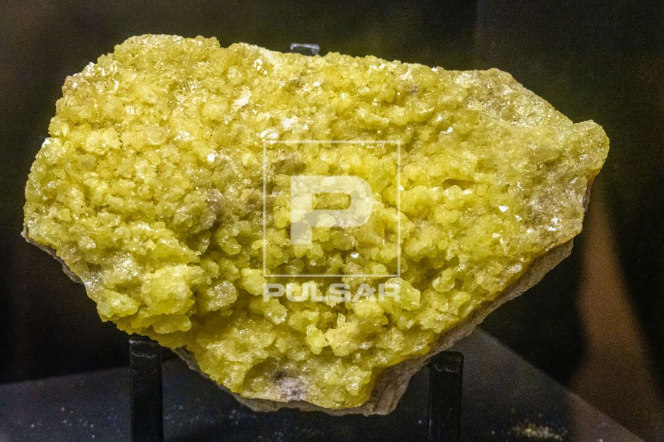 Fragmento de enxofre nativo - MAGMA Museu Aberto de Geociências , Minerologia e Astronomia 