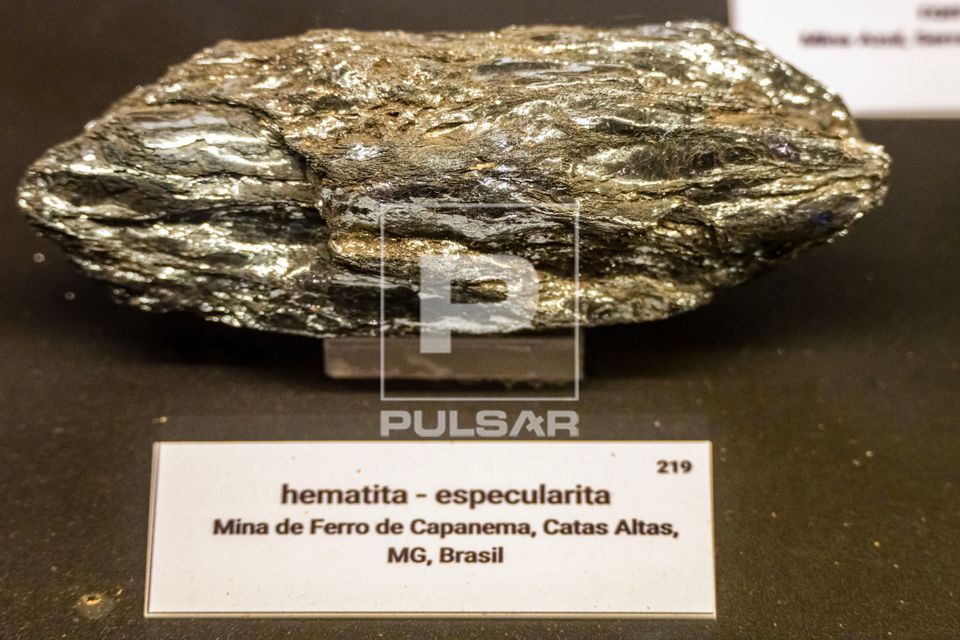 Fragmento de hematita especularita - minério de ferro - óxido de ferro - MAGMA Museu Aberto de Geociências 