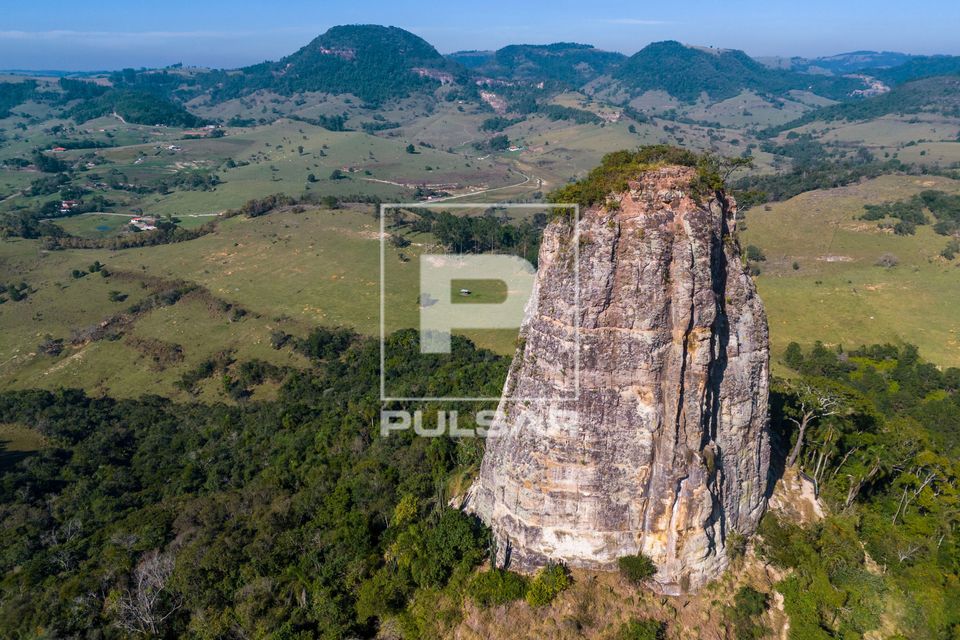 Vista de drone da Torre de Pedra - morro testemunho - APA Área de Proteção Ambiental das Cuestas