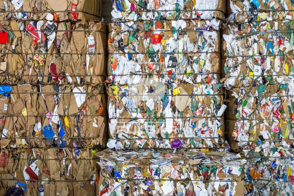 Fardos prensados de papel e papelão para reciclagem em galpão de cooperativa de catadores parceira da Prefei