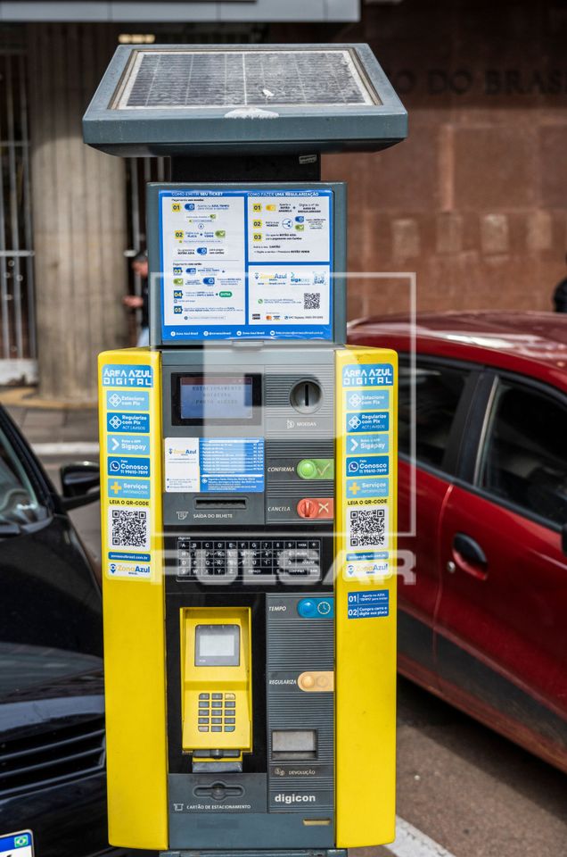 Sistema de estacionamento público alimentado por energia solar