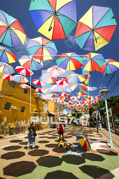 Rua decorada com sombrinhas de frevo na vila de Porto de Galinhas