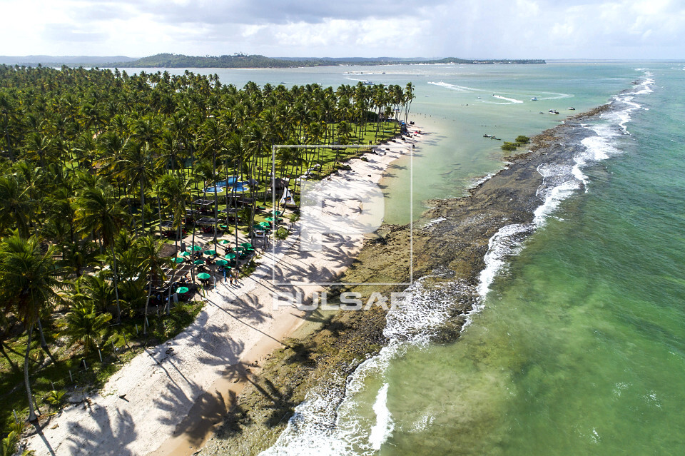 Vista de drone da praia dos Carneiros , recife de corais e ao fundo foz do rio Formoso