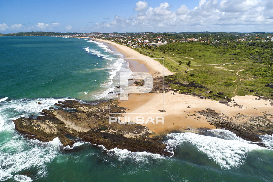 Vista de drone da praia da Enseada dos Corais