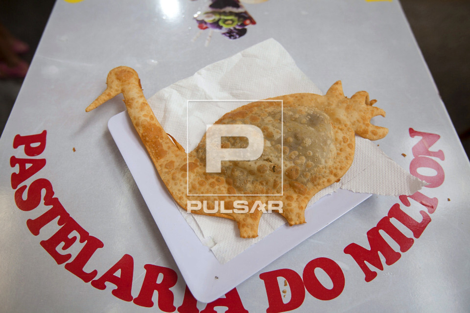 Pastel de carne de avestruz servido em pastelaria do Mercado Municipal
