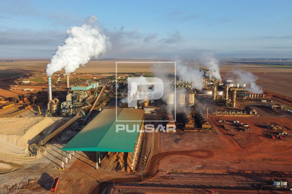 Vista de drone da usina produtora de açúcar e álcool