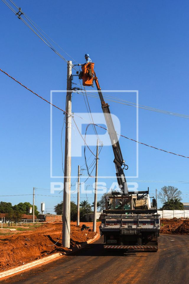 Trabalhador instalando rede elétrica em novo bairro residencial