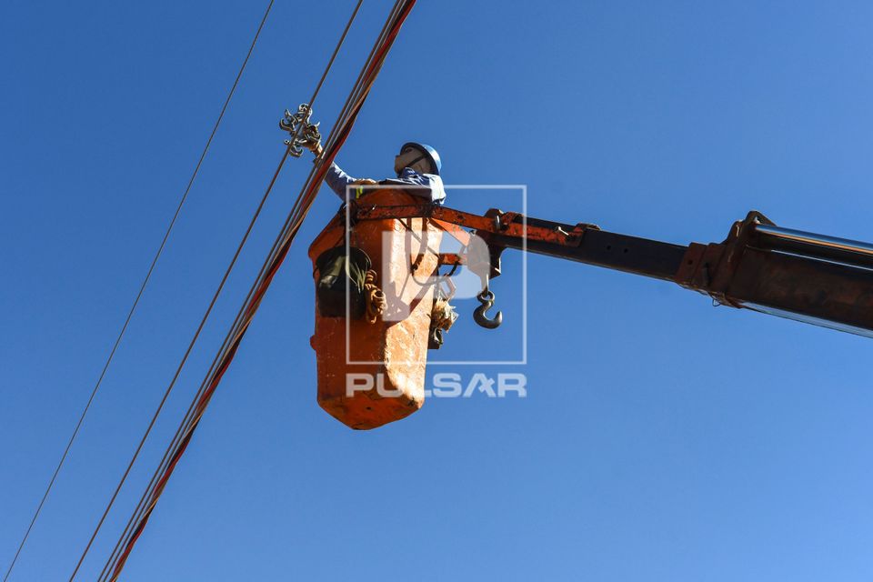 Trabalhador instalando rede elétrica em novo bairro residencial