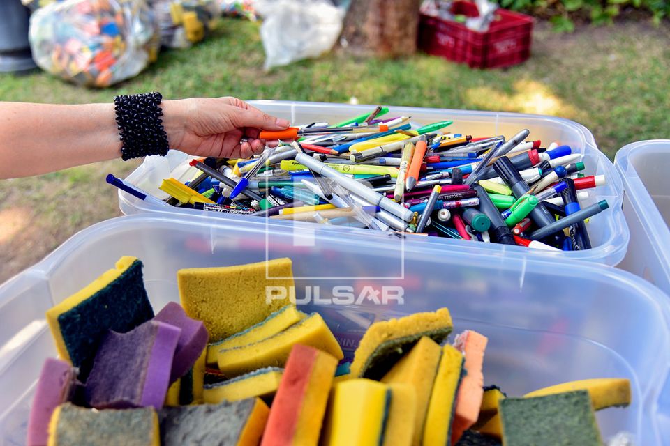 Canetas e esponjas usadas separadas para reciclagem na 25ª Edição da Feira de Educação Ambiental realizad