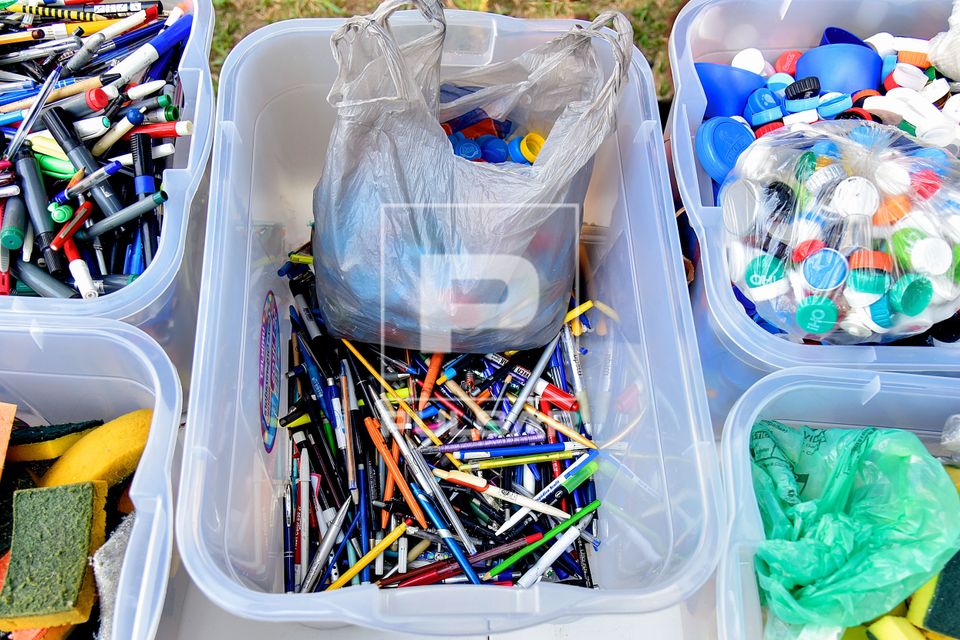 Canetas , tampinhas e esponjas usadas separadas para reciclagem na 25ª Edição da Feira de Educação Ambien