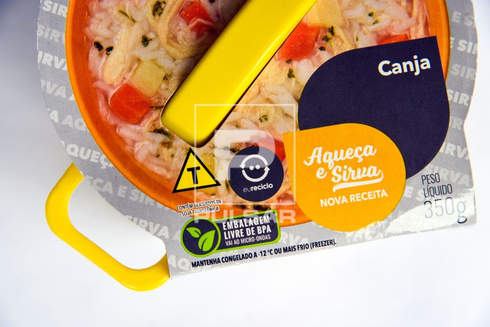 Embalagem de produto com selos EU RECICLO , sigla T contém derivado de soja trangênica e embalagem livre de 