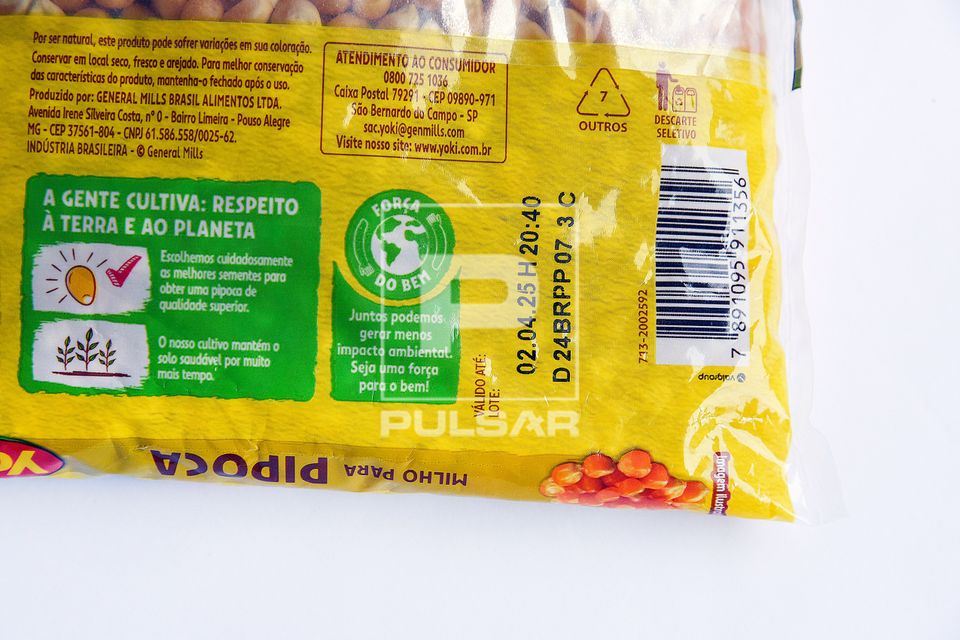 Embalagem de milho de pipoca com selo Força do Bem - menos impacto ambiental - e símbolo de embalagem recicl