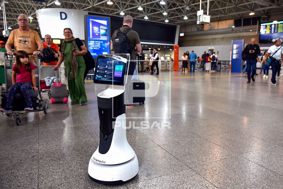 Robô KATE autoatendimento aos clientes do RIOgaleão - Aeroporto Internacional Tom Jobim - IA Inteligência A