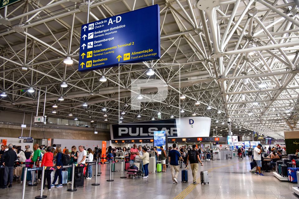 Movimentação de passageiros na área de embarque do RIOgaleão - Aeroporto Internacional Tom Jobim